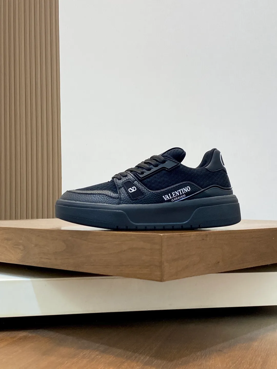 Men's shoes 💰660 Valentino/VALENTINO JOIE DE JOUER couple's low-top sneakers. This sneaker is made of splicing and is decorated with rubber VLOGO SIGNATURE details on the front. The upper is punched and the tongue is decorated with VLOGO SIGNATURE. Logo, with two-color rubber outsole, suede leather fabric lining, logo cowhide insole, fashionable and elegant style, comfortable and breathable for the upper foot, full of personality, and comes with a complete set of original packaging! Code number: 39-44 (38, 45 customized)